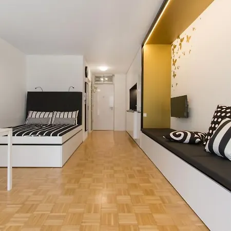 Apartma Gorgeous Flat With Garage