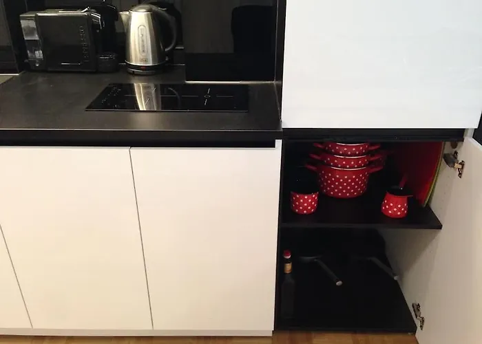 Gorgeous Flat With Garage Apartment *