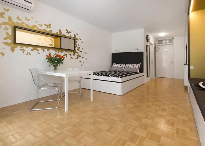 Gorgeous Flat With Garage Apartment *