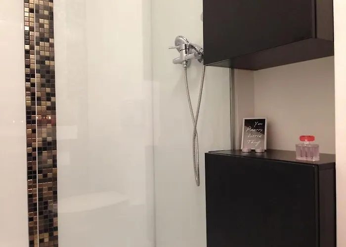 Gorgeous Flat With Garage *