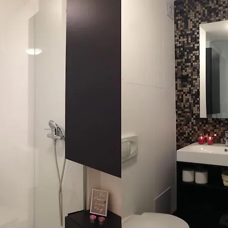 Gorgeous Flat With Garage Apartment