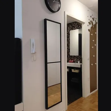 Gorgeous Flat With Garage Apartment