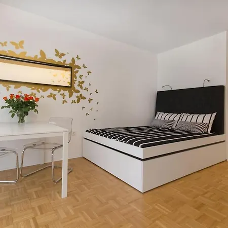 Gorgeous Flat With Garage Apartment