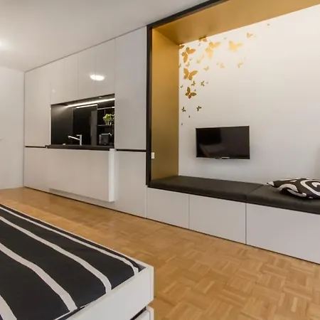 Gorgeous Flat With Garage *