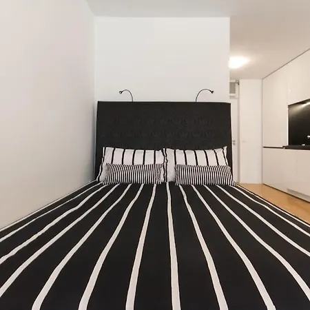 Gorgeous Flat With Garage アパート *