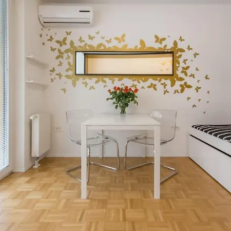 Gorgeous Flat With Garage Apartment *