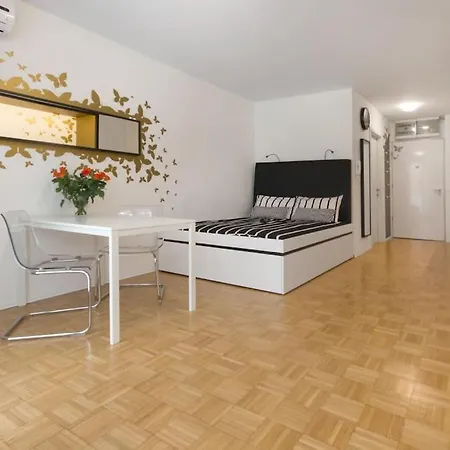 Gorgeous Flat With Garage 아파트 *